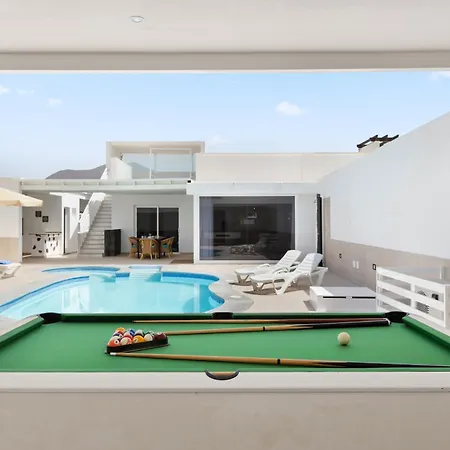 Valeria Вілла *